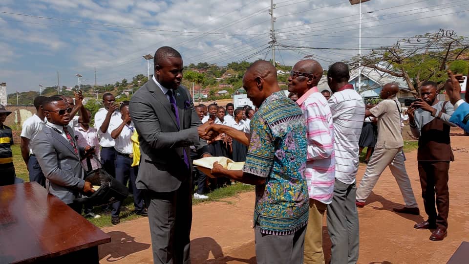 EXETAT 2025 : Cyril Kimpu Awel à la rescousse de plusieurs finalistes à Kalemie